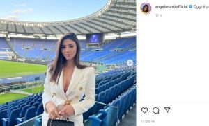 Scopri di più sull'articolo Angela Nasti, elegante e sensuale allo stadio: la scollatura incanta