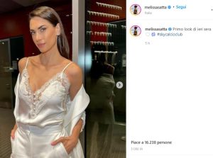 Scopri di più sull'articolo Melissa Satta, l’outfit total white incanta tutti: scollatura da favola