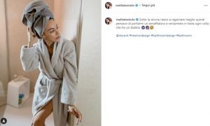 Scopri di più sull'articolo Melita Toniolo esce dalla doccia e rimane in accappatoio: i fan sognano