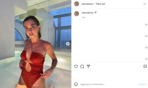 Scopri di più sull'articolo Alessia Lanza, relax in piscina con il costume intero: sensualità unica