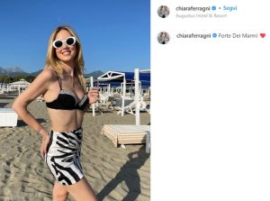 Scopri di più sull'articolo Chiara Ferragni, via la maglietta: occhiali abbinati al bikini