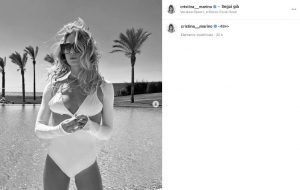 Scopri di più sull'articolo Cristina Marino in bianco e nero, bikini bollente: davanzale protagonista