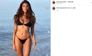 Scopri di più sull'articolo Fabrizia Santarelli sorride in bikini in riva al mare: curve uniche