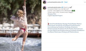 Scopri di più sull'articolo Justine Mattera salta sull’acqua e rimane in mutande: didietro protagonista