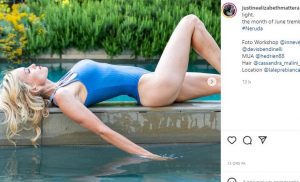 Scopri di più sull'articolo Justine Mattera sdraiata a bordo piscina fa sognare: che corpo!