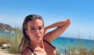 Scopri di più sull'articolo Ludovica Pagani sdraiata sul lettino: in bikini mostra un décolleté super