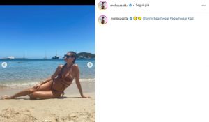 Scopri di più sull'articolo Melissa Satta posa in spiaggia: bikini animalier