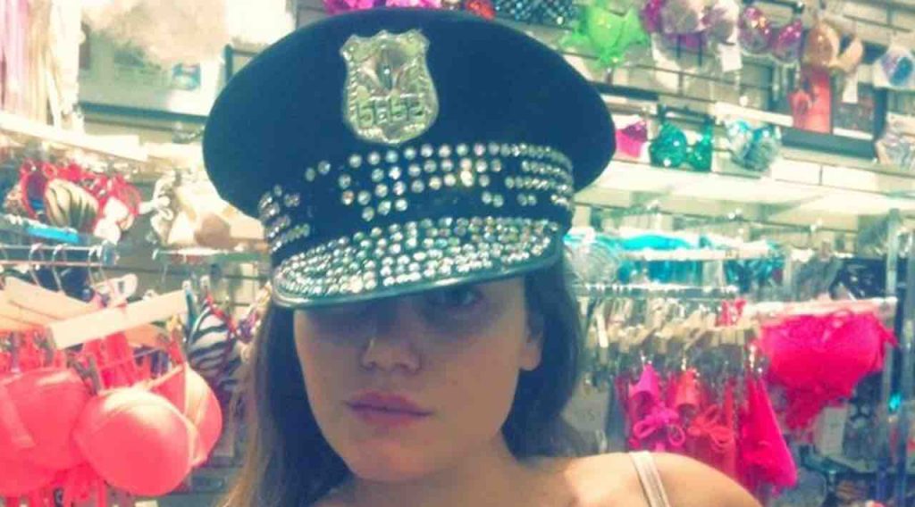 romina carrisi cappello da poliziotta e corpetto in pizzo decollete in primo piano la foto boom di like