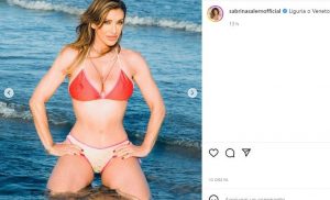Scopri di più sull'articolo Sabrina Salerno infiamma l’estate: curve travolgenti in bikini