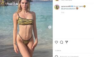 Scopri di più sull'articolo Sara Croce in posa al mare toglie il fiato: il bikini è sgambatissimo
