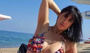 Scopri di più sull'articolo Claudia Ruggeri di spalle in spiaggia: è in topless, atmosfera bollente