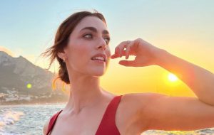 Scopri di più sull'articolo Miriam Leone, sguardo sensuale e scollatura: l’attrice incanta Capri