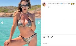 Scopri di più sull'articolo Sabrina Salerno favolosa in bikini: al mare le ‘bombe’ esplodono