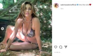 Scopri di più sull'articolo Sabrina Salerno immersa nella natura: il bikini evidenzia curve da sogno