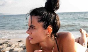 Scopri di più sull'articolo Shaila Gatta incanta Napoli in bikini: Scollatura profondissima