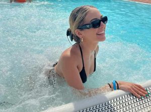Scopri di più sull'articolo Ana Mena incanta a bordo piscina: il fisico é statuario