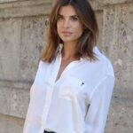 Elisabetta Canalis, abito trasparente e sensualità: la posa infiamma il web
