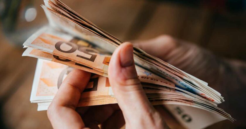 ISEE sotto i 15.000 euro: tutti i bonus che puoi chiedere nell’ultimo semestre del 2023